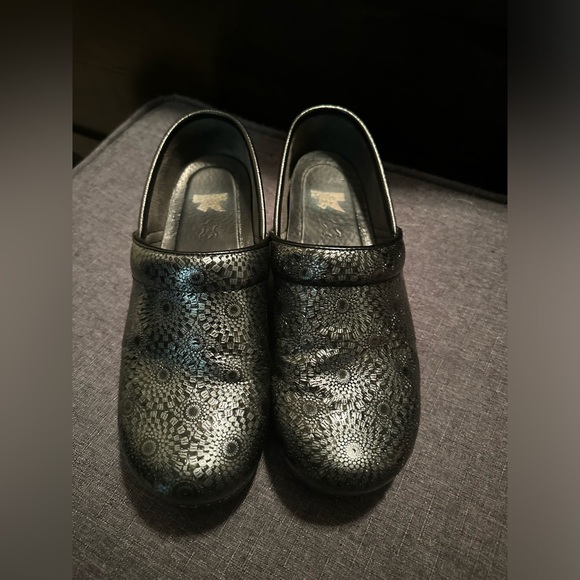Black Dansko Clogs. Size 39 - Picture 3 of 3